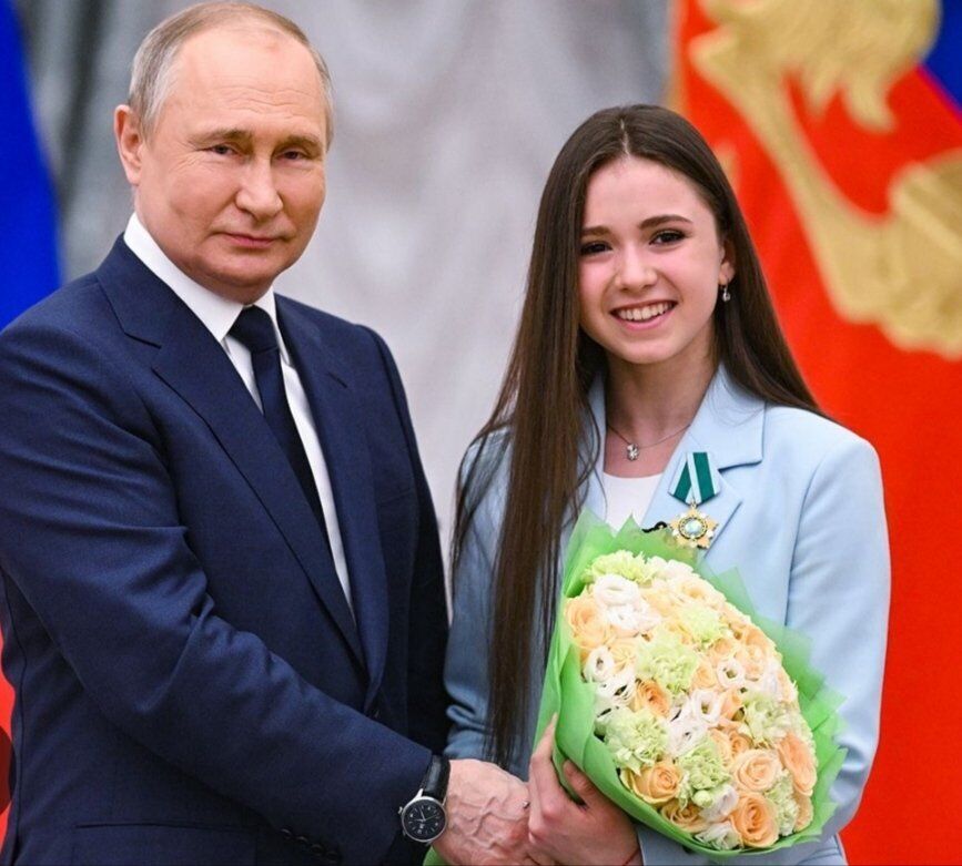 "Вали к черту со своими силиконовыми... От них воняет". "Новая любовница Путина" пришла на парад 9 мая и получила ответку от российских болельщиков. Фото