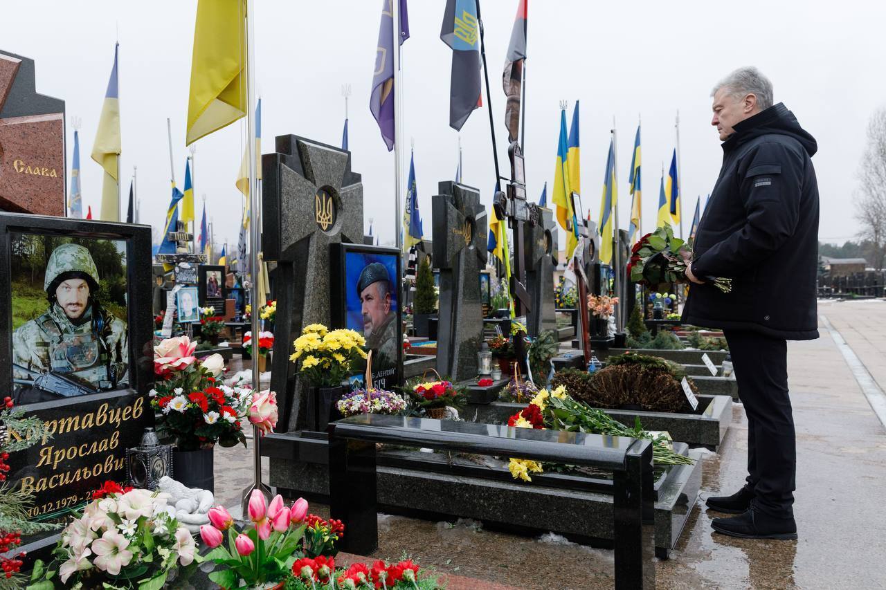 Сегодня ему исполнилось бы 56: в Киеве и Николаеве почтили память поэта и воина Глеба Бабича