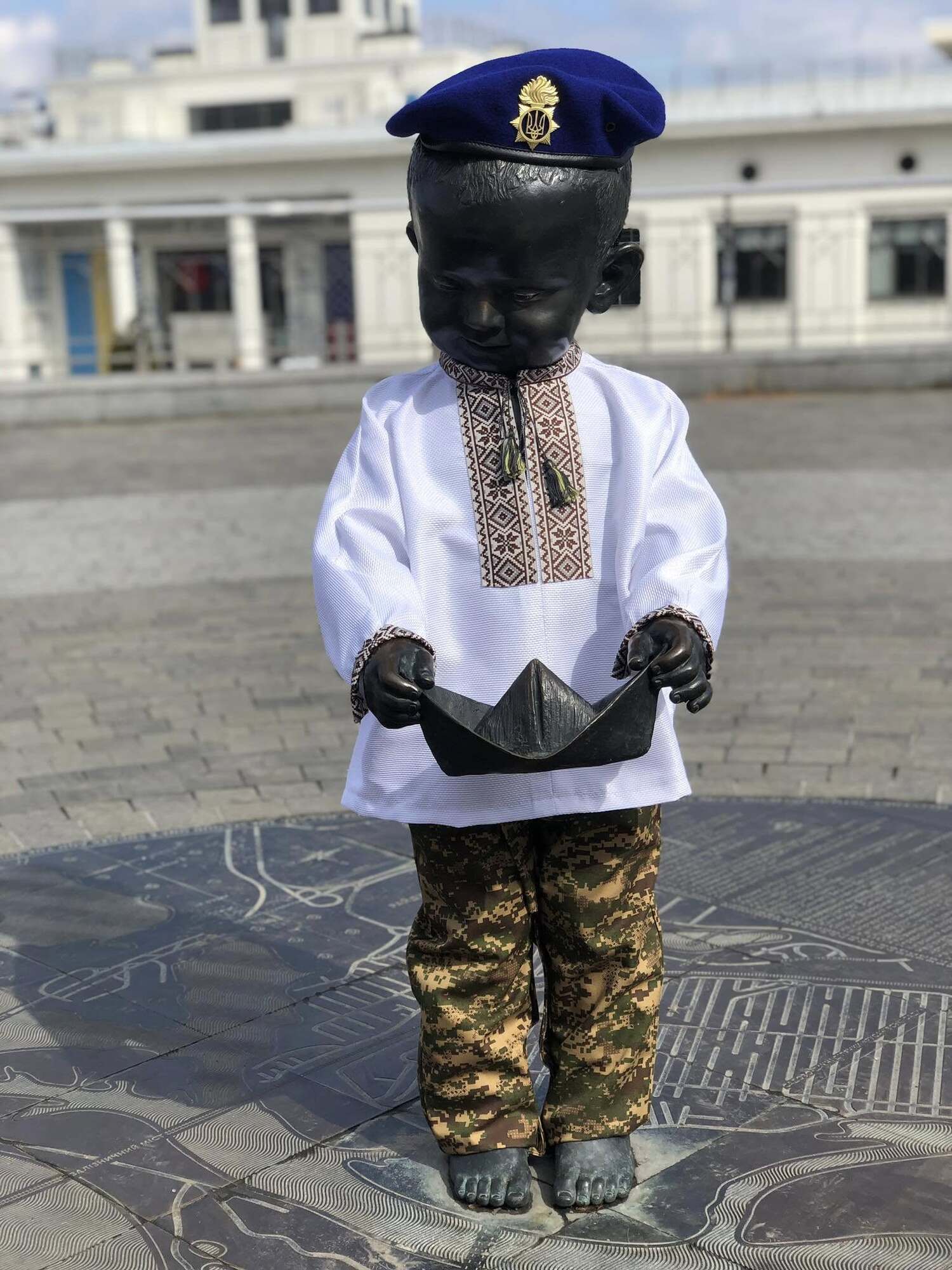 Скульптуры малышей – основателей Киева переодели в честь Дня Нацгвардии Украины. Подробности и фото