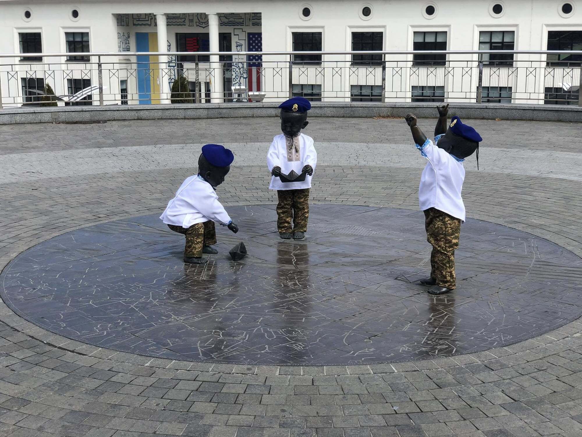 Скульптуры малышей – основателей Киева переодели в честь Дня Нацгвардии Украины. Подробности и фото