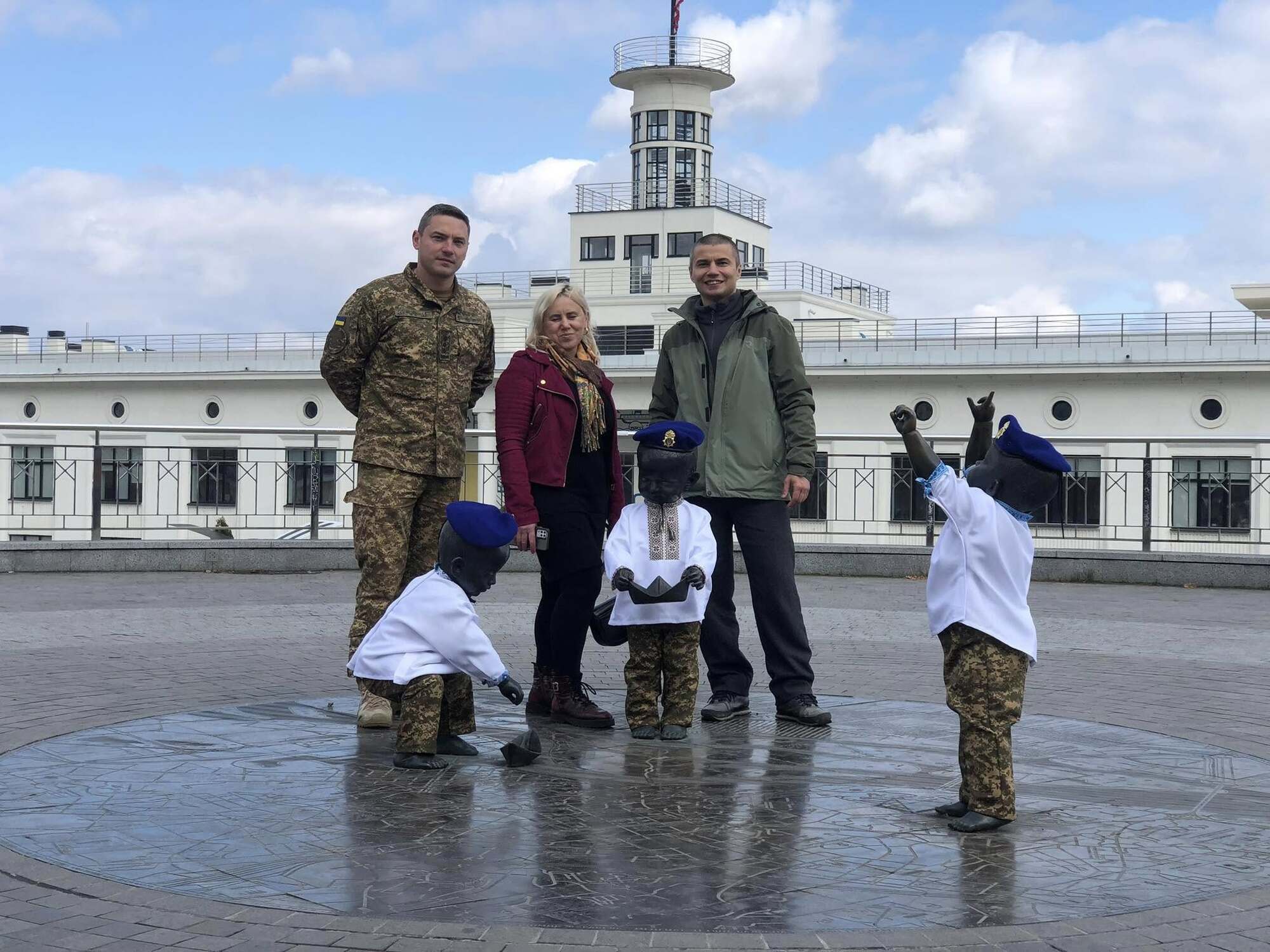 Скульптуры малышей – основателей Киева переодели в честь Дня Нацгвардии Украины. Подробности и фото