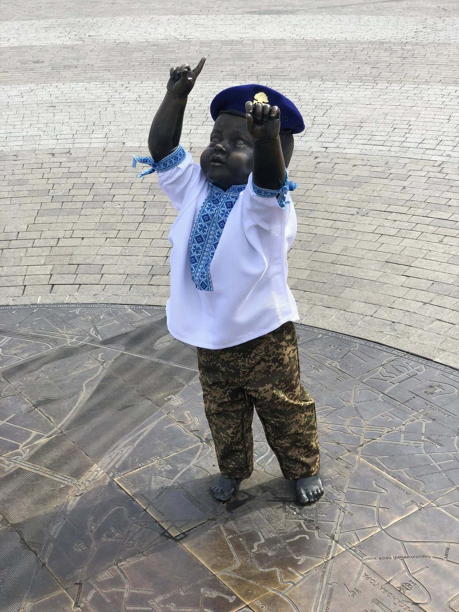 Скульптуры малышей – основателей Киева переодели в честь Дня Нацгвардии Украины. Подробности и фото