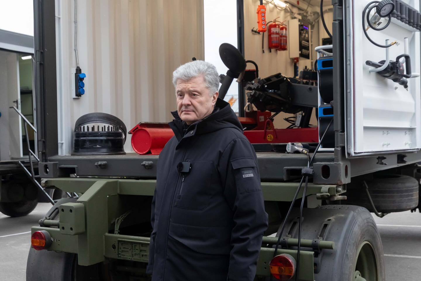 Можно "переобут" западные бронемашины за 10 мин: Порошенко передает на фронт новую версию мобильного шиномонтажа