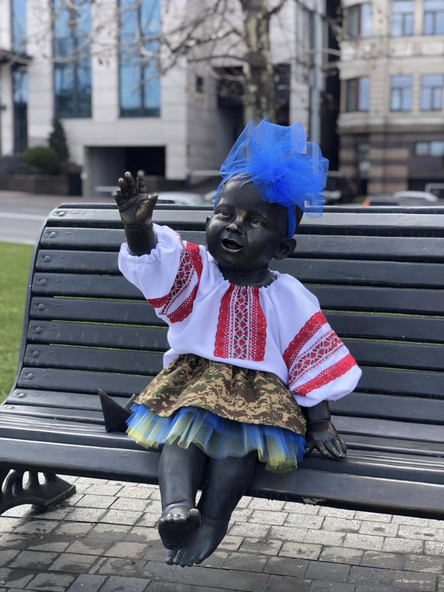 Скульптуры малышей – основателей Киева переодели в честь Дня Нацгвардии Украины. Подробности и фото