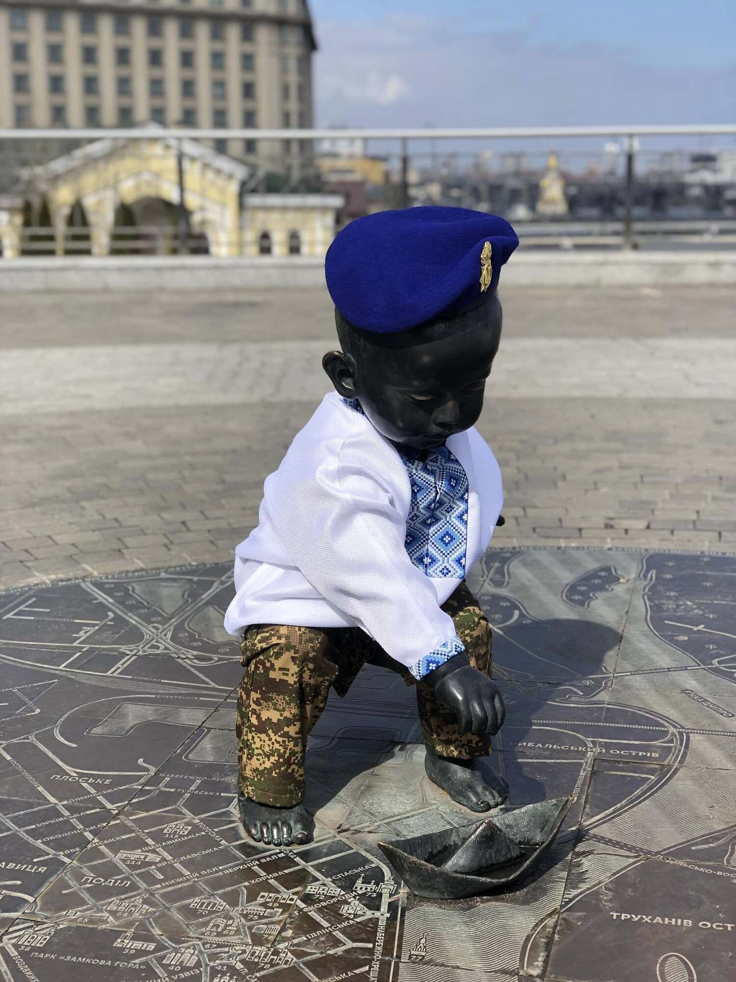 Скульптуры малышей – основателей Киева переодели в честь Дня Нацгвардии Украины. Подробности и фото
