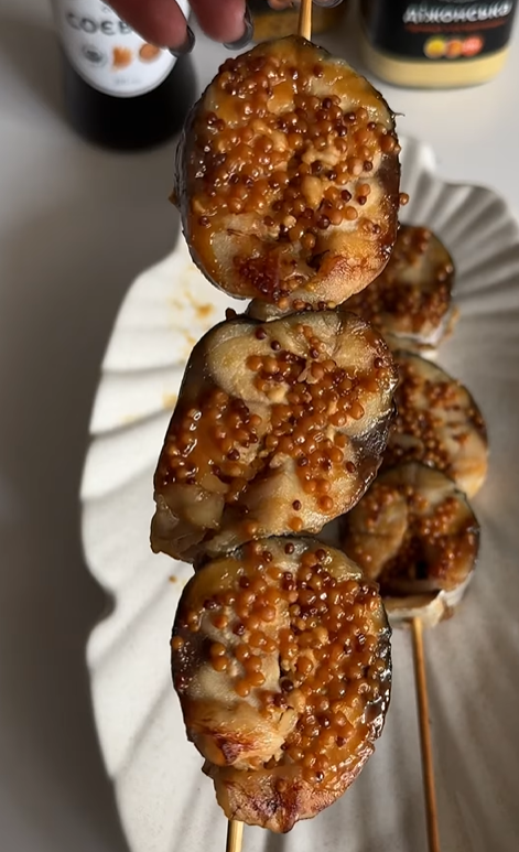 Лучше мясного: как приготовить сочный шашлык из скумбрии