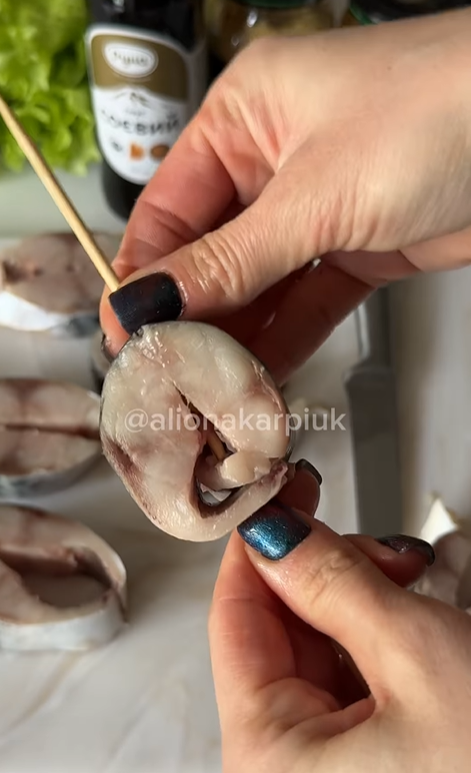 Лучше мясного: как приготовить сочный шашлык из скумбрии