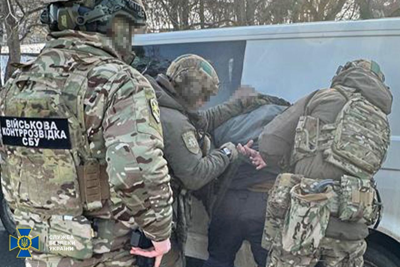 Діяли на території п'яти областей: в Україні затримали ділків, які продавали криміналітету "трофейну" зброю. Фото