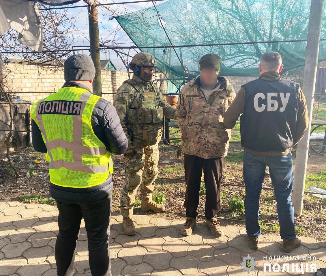 Діяли на території п'яти областей: в Україні затримали ділків, які продавали криміналітету "трофейну" зброю. Фото