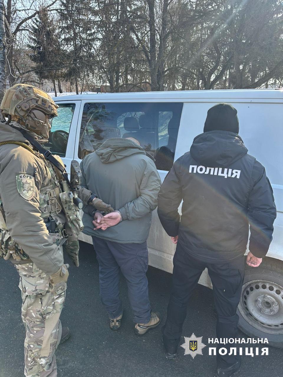 Діяли на території п'яти областей: в Україні затримали ділків, які продавали криміналітету "трофейну" зброю. Фото
