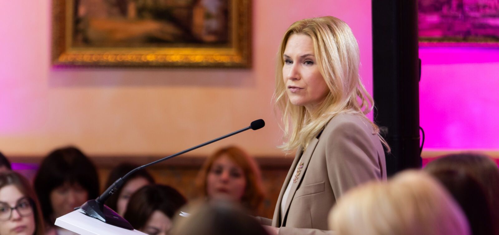 Права, возможности и паритетность для женщин в громадах: Елена Кондратюк открыла УЖК в Черкассах