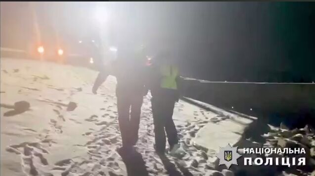 Под Киевом спасли рыбаков, застрявших на льду в километре от берега. Подробности и видео