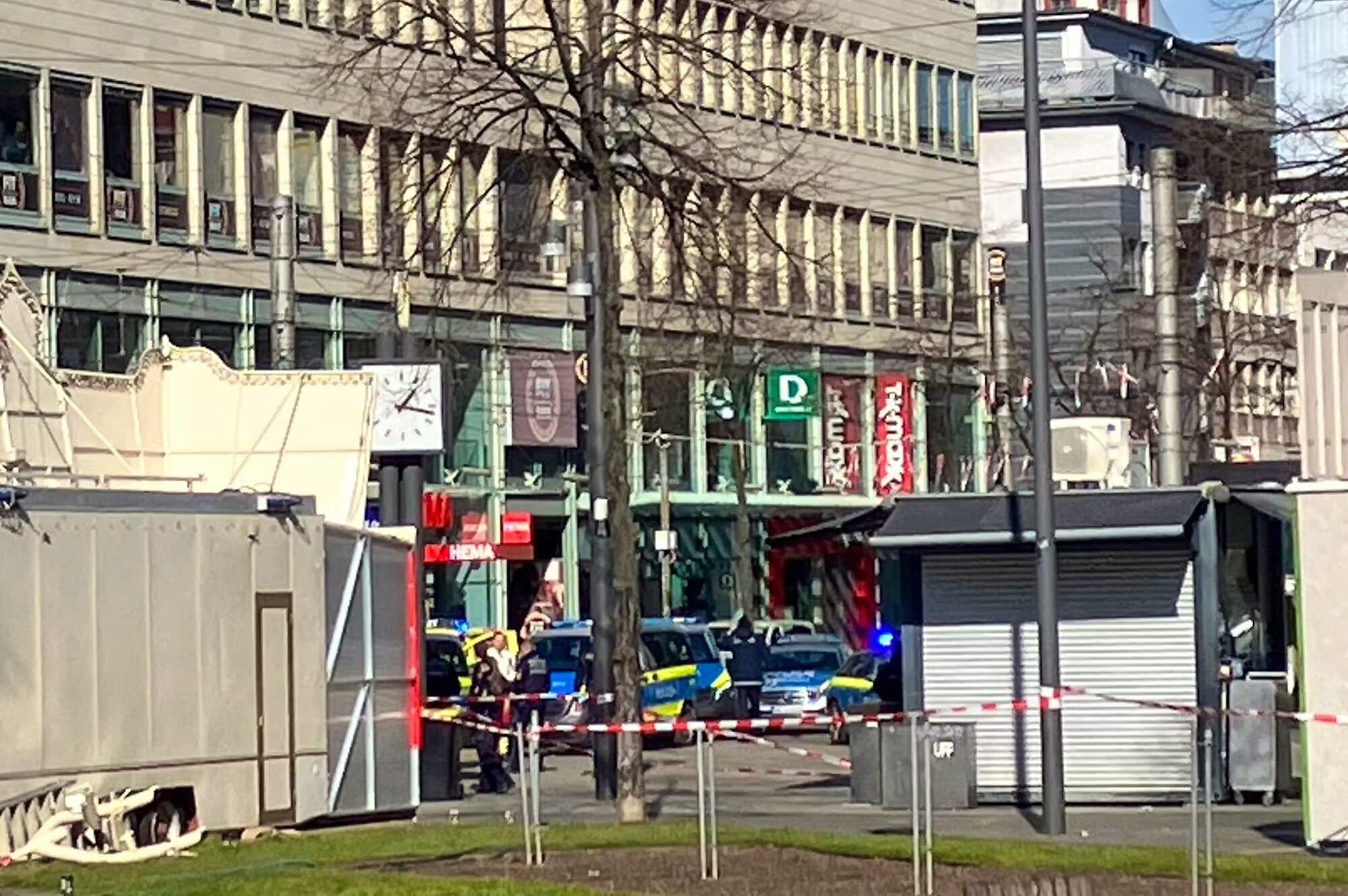 Автомобиль въехал в толпу в центре города Мангейм, Германия