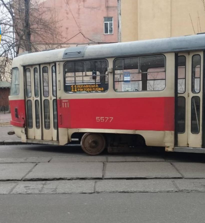 У Києві на Подолі трамвай зійшов з рейок та протаранив легковик. Подробиці, фото та відео