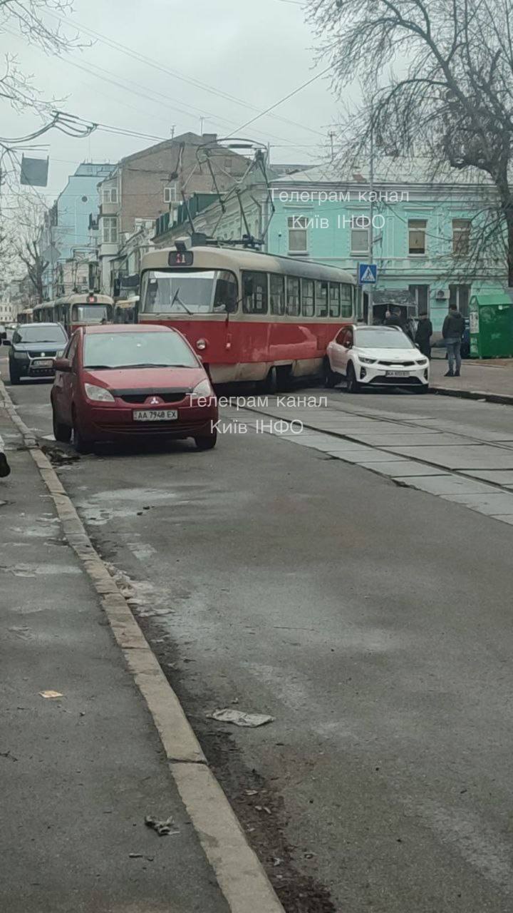У Києві на Подолі трамвай зійшов з рейок та протаранив легковик. Подробиці, фото та відео