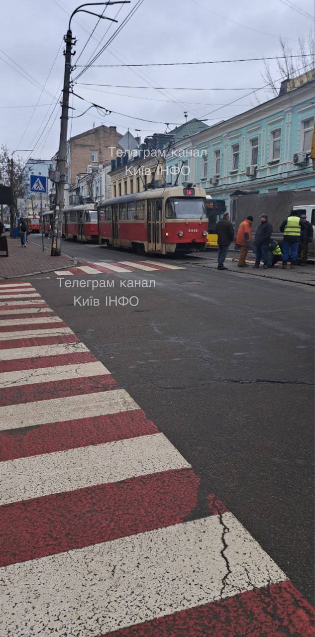 У Києві на Подолі трамвай зійшов з рейок та протаранив легковик. Подробиці, фото та відео