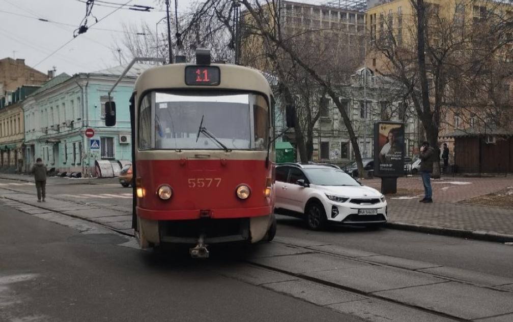 В Киеве на Подоле трамвай сошел с рельсов и протаранил легковушку. Подробности, фото и видео