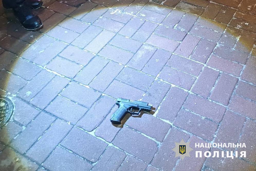 В центре Киева мужчина во время ссоры с прохожим устроил стрельбу. Подробности и фото