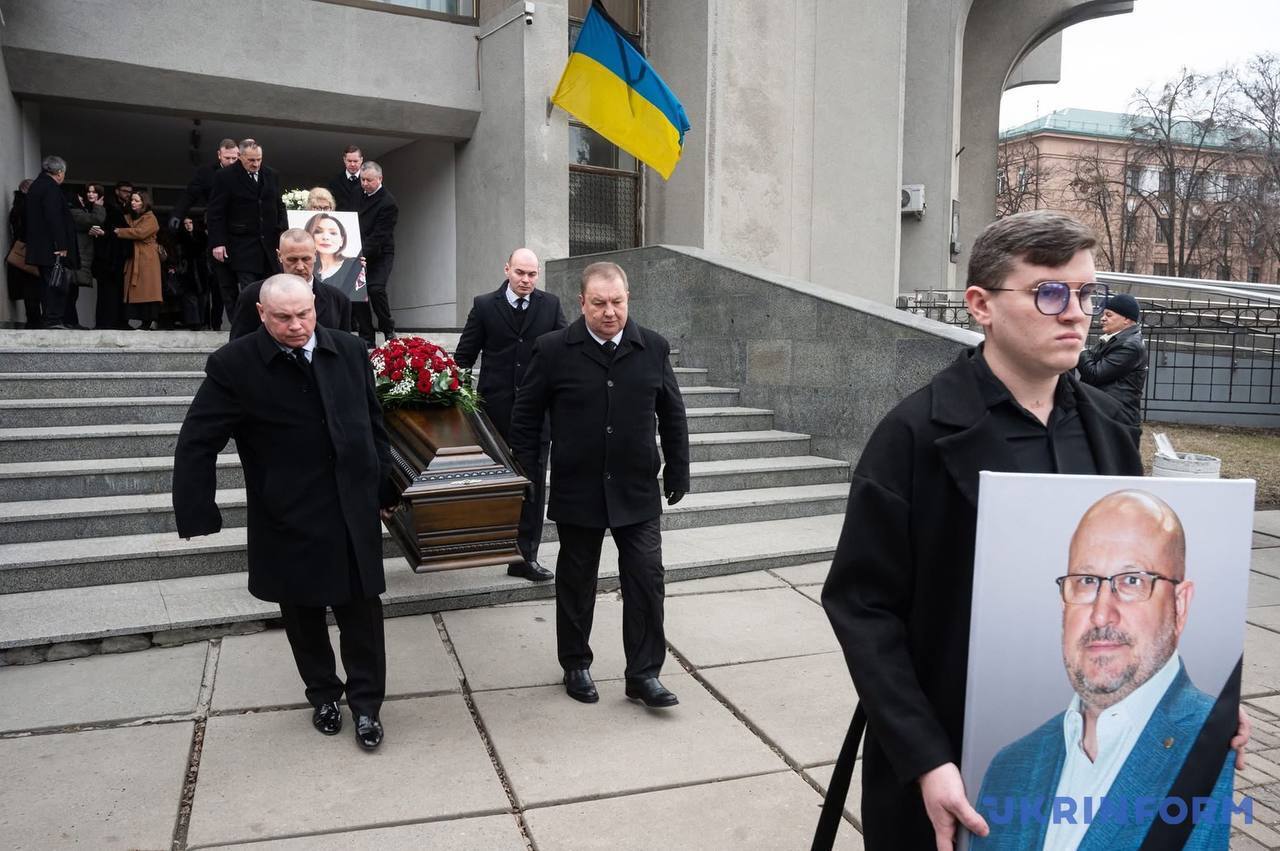 В Киеве простились с журналисткой Татьяной Кулик и ее мужем, погибшими в результате атаки РФ. Фото