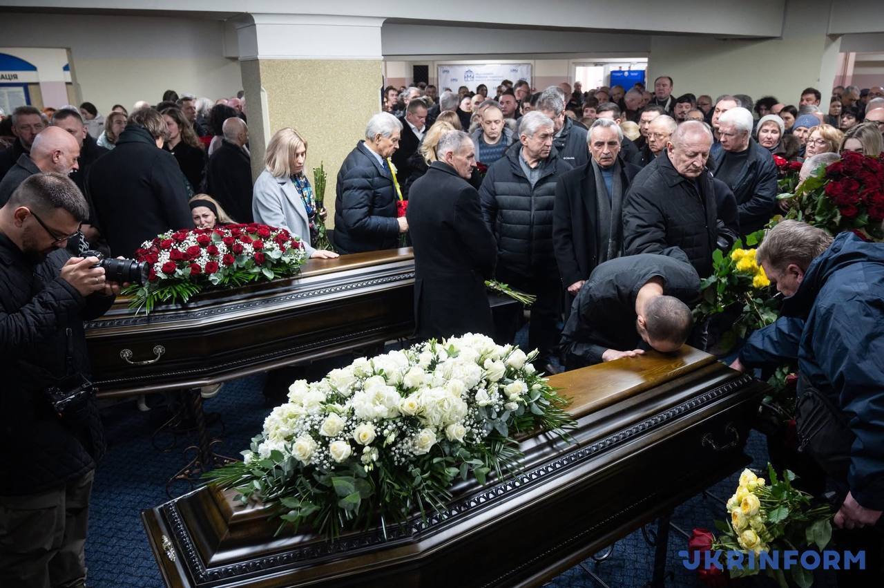 В Киеве простились с журналисткой Татьяной Кулик и ее мужем, погибшими в результате атаки РФ. Фото