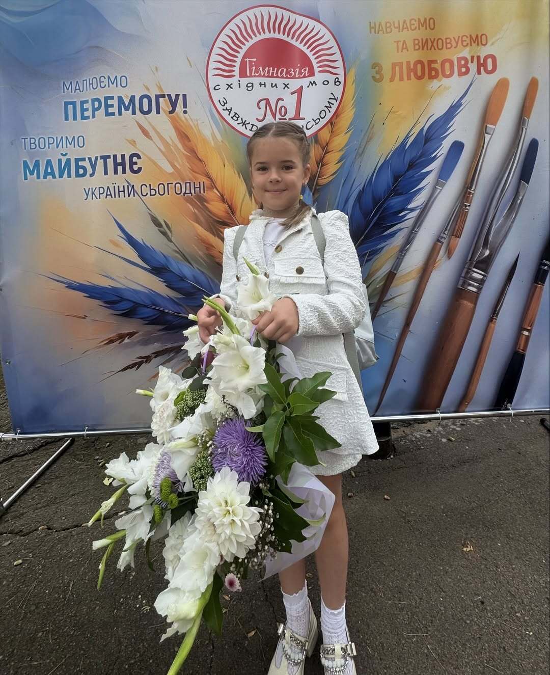 СолоХа під час концерту зізналася, що вагітна втретє: який вигляд мають дві дочки співачки 