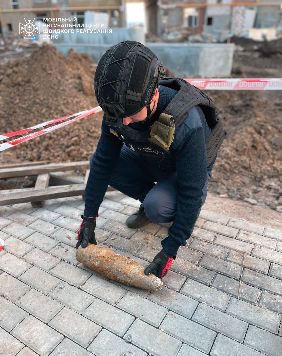 У Києві в парку Феофанія відвідувач знайшов дві мінометні міни. Подробиці та фото