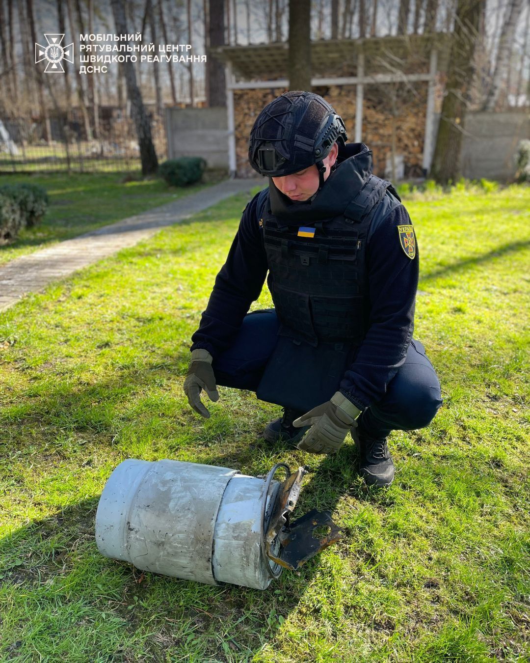 Під Києвом чоловік на своїй ділянці знайшов бойову частину "Шахеда". Подробиці та фото