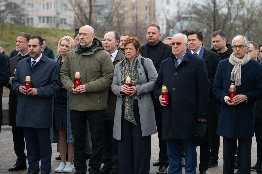 Зеленский вместе с супругой и европейскими парламентариями почтили память украинцев, которых оккупанты убили в Буче. Фото
