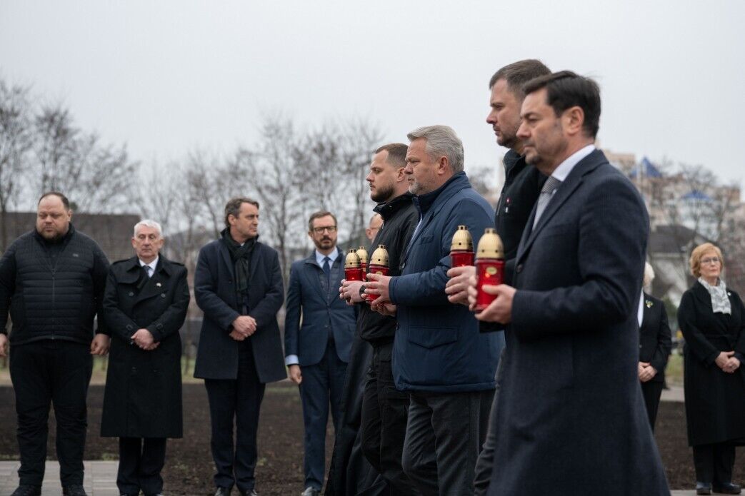 Зеленский вместе с супругой и европейскими парламентариями почтили память украинцев, которых оккупанты убили в Буче. Фото
