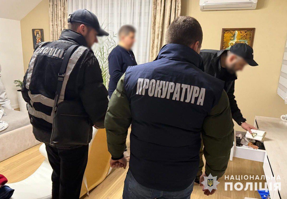 Перевипускали картки клієнтів і привласнювали їхні кошти: на Львівщині судитимуть працівників банку. Фото 