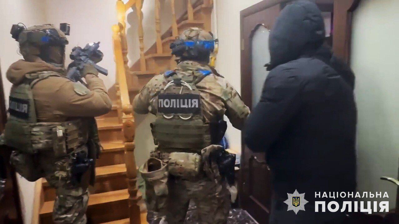 Перевипускали картки клієнтів і привласнювали їхні кошти: на Львівщині судитимуть працівників банку. Фото 