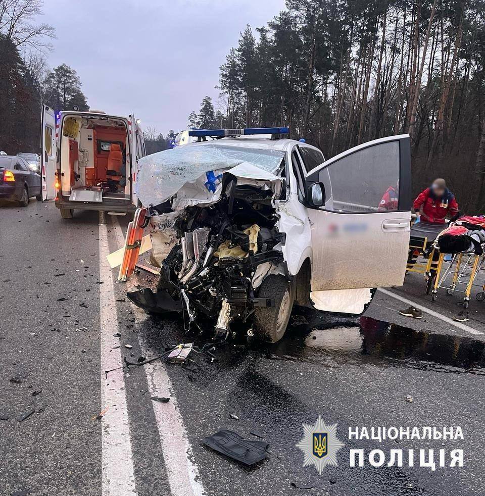 В Киеве водитель выехал на встречную полосу и устроил массовое ДТП с пострадавшими. Фото и видео