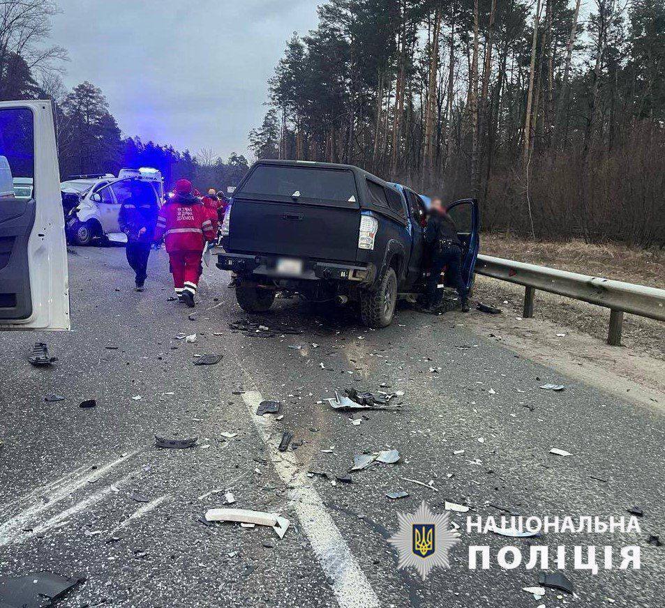 В Киеве водитель выехал на встречную полосу и устроил массовое ДТП с пострадавшими. Фото и видео