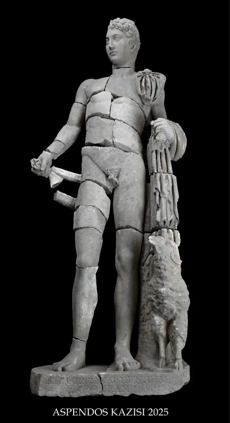 В Турции при раскопках нашли статую Гермеса и "головы" Эроса и Афродиты. Фото