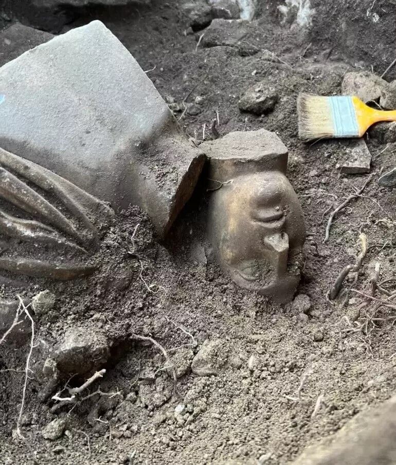 В Турции при раскопках нашли статую Гермеса и "головы" Эроса и Афродиты. Фото