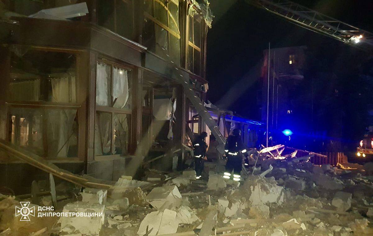 Росіяни вдарили балістикою по готелю у Кривому Розі: є жертви й важко поранені. Фото