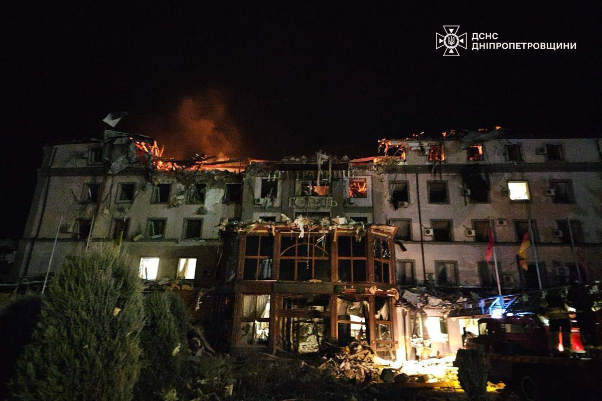 Росіяни вдарили балістикою по готелю у Кривому Розі: є жертви й важко поранені. Фото