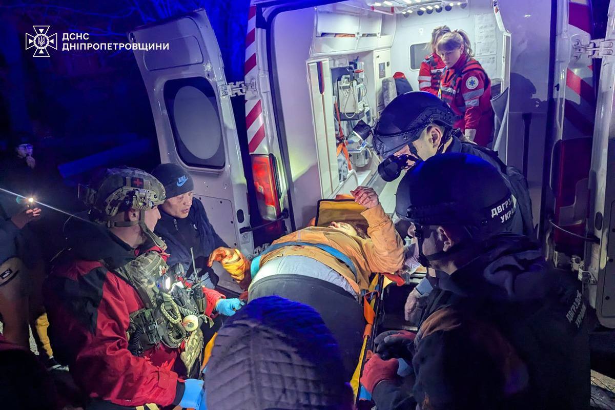 Росіяни вдарили балістикою по готелю у Кривому Розі: є жертви й важко поранені. Фото