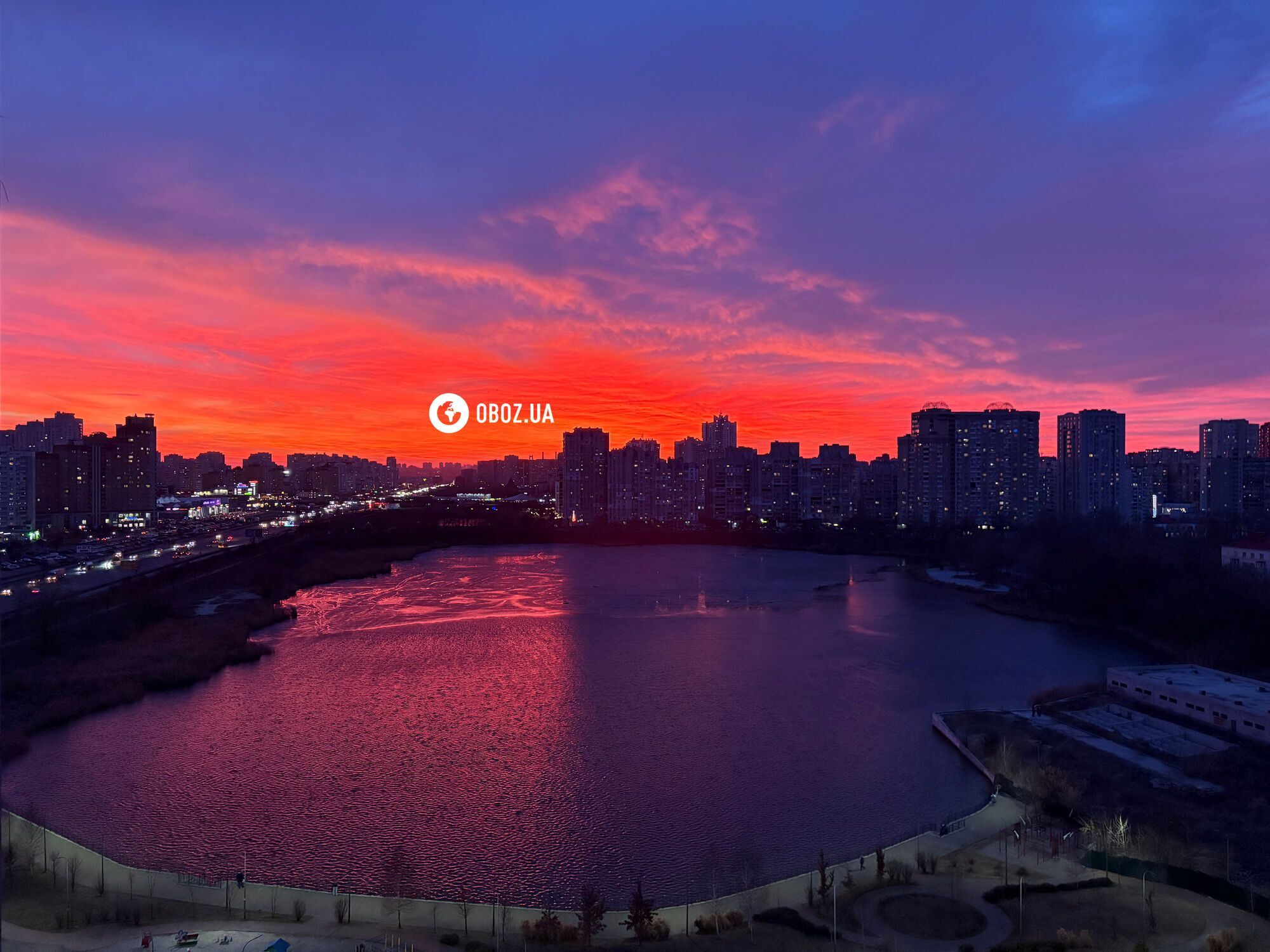 В Киеве наблюдали поразительный весенний закат. Фото