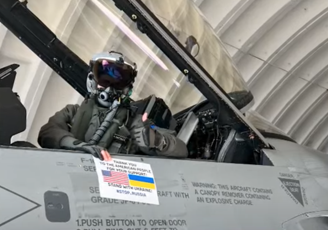 Український пілот на винищувачі F-16 записав відео із подякою народу США