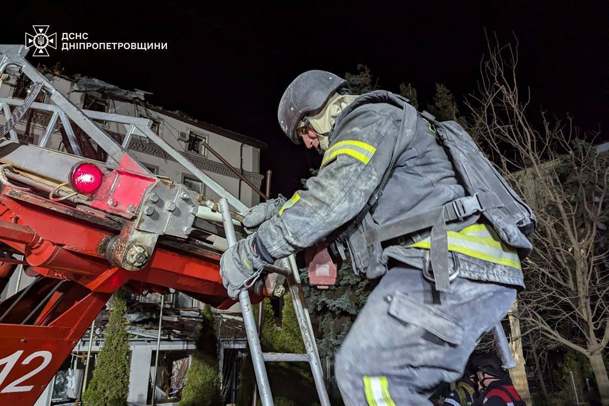 Росіяни вдарили балістикою по готелю у Кривому Розі: є жертви й важко поранені. Фото