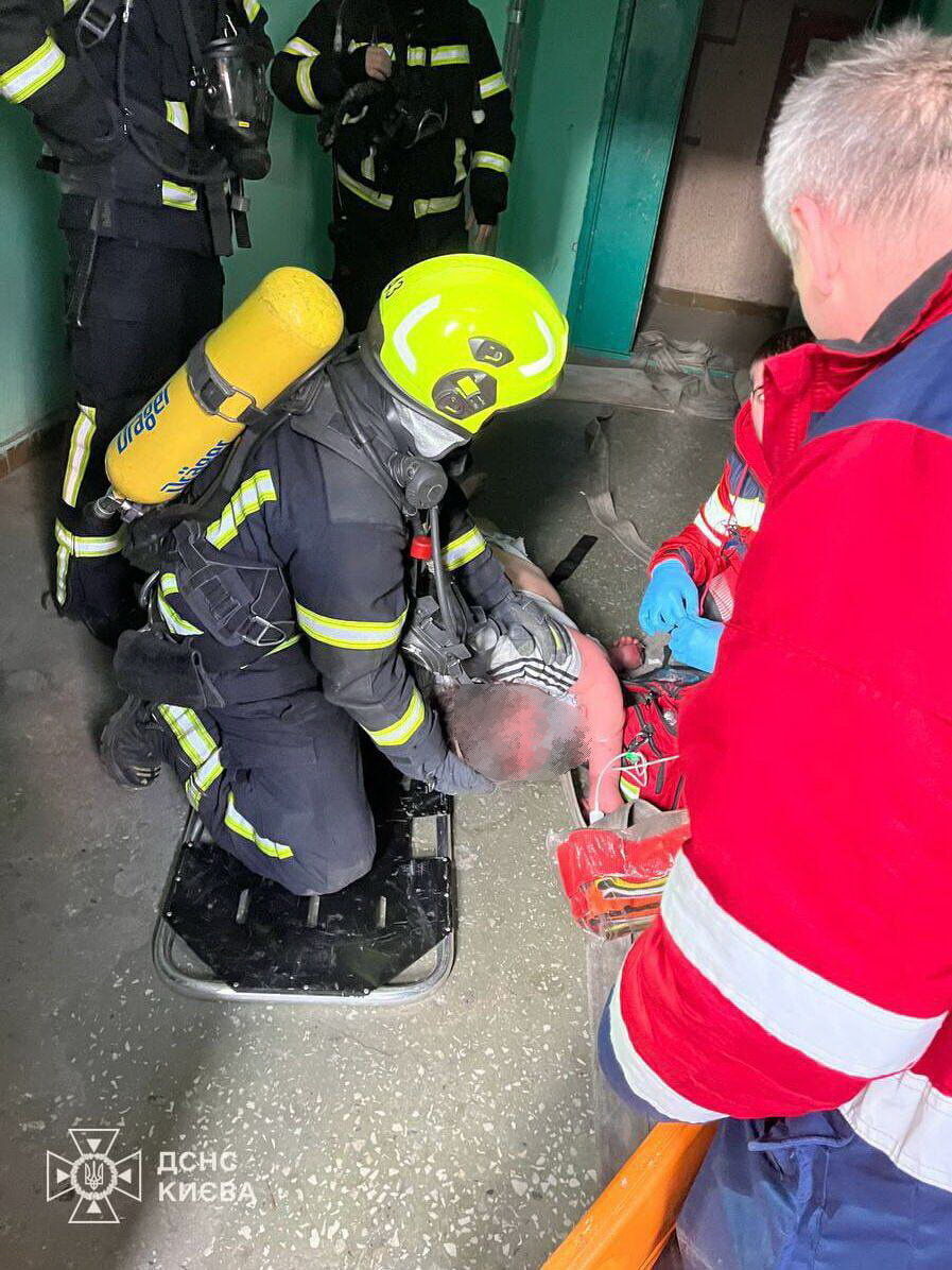 Каждая жизнь важна: в Киеве на Троещине бойцы ГСЧС во время пожара спасли женщину и ее котика. Фото