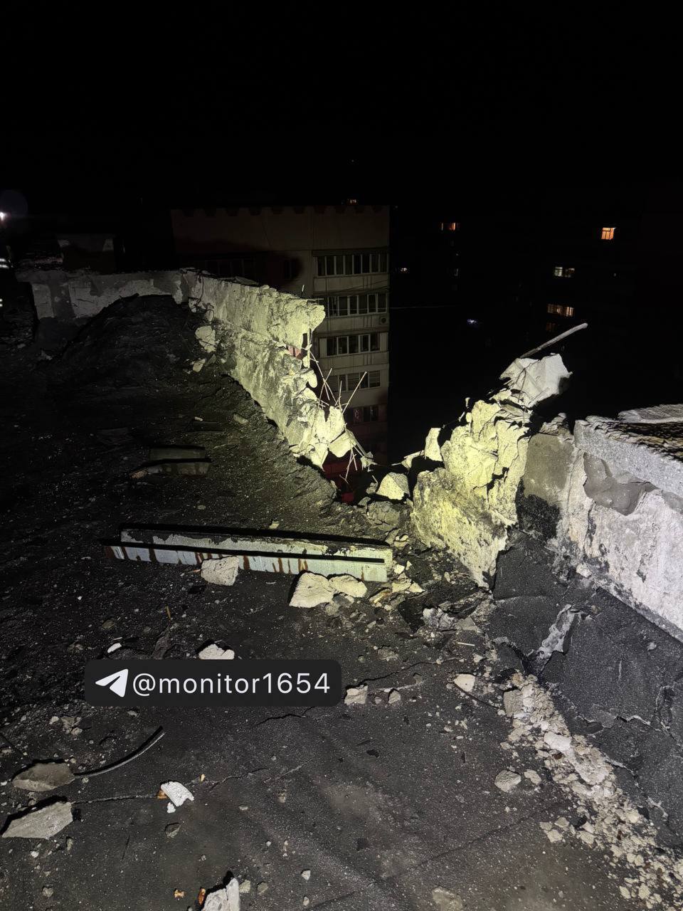 У Харкові дрон влучив у житлову багатоповерхівку: виникла пожежа, є постраждалі. Фото й відео
