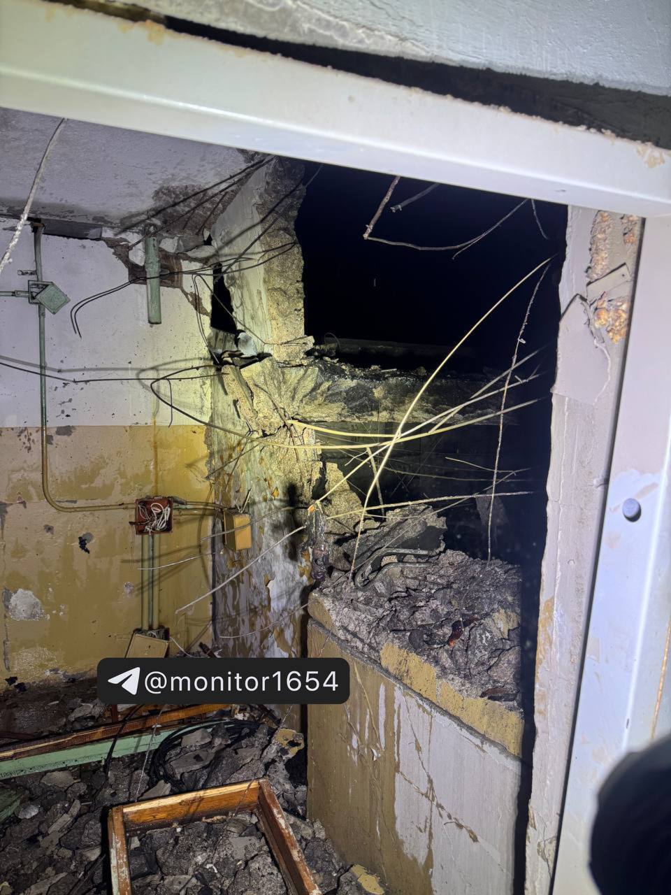 У Харкові дрон влучив у житлову багатоповерхівку: виникла пожежа, є постраждалі. Фото й відео