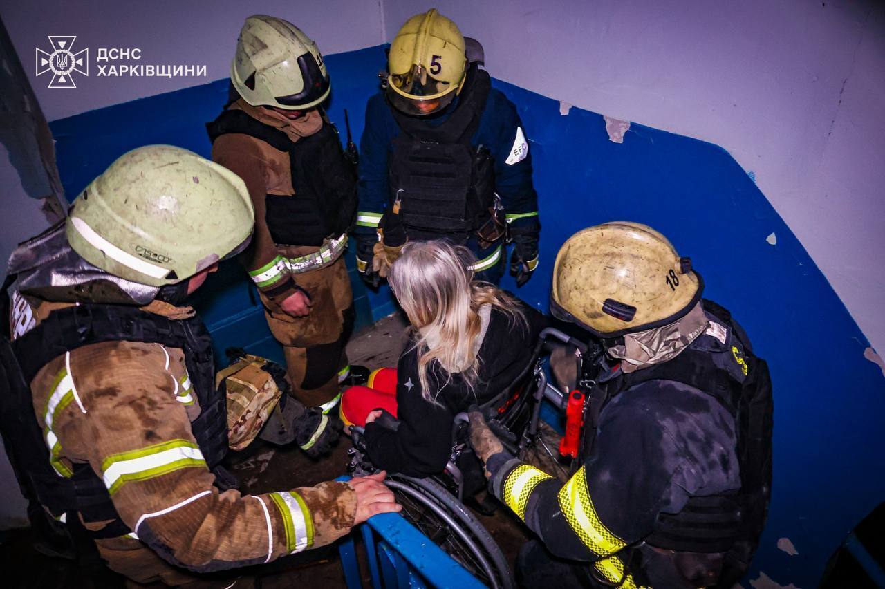 У Харкові дрон влучив у житлову багатоповерхівку: виникла пожежа, є постраждалі. Фото й відео