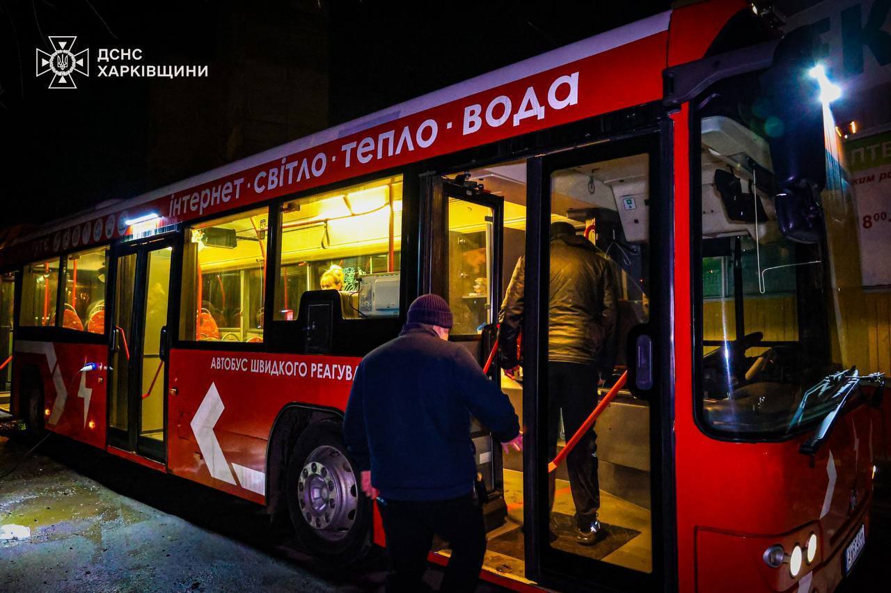 У Харкові дрон влучив у житлову багатоповерхівку: виникла пожежа, є постраждалі. Фото й відео