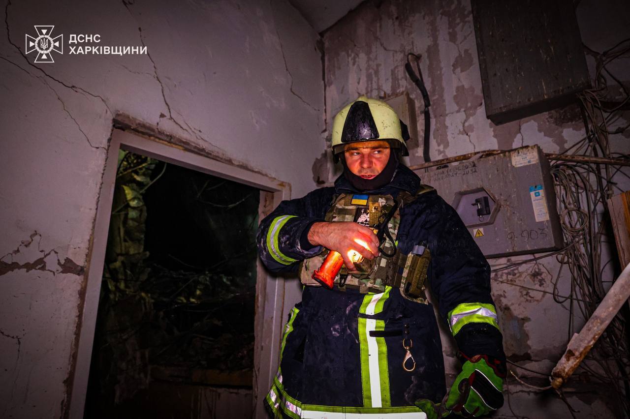 У Харкові дрон влучив у житлову багатоповерхівку: виникла пожежа, є постраждалі. Фото й відео