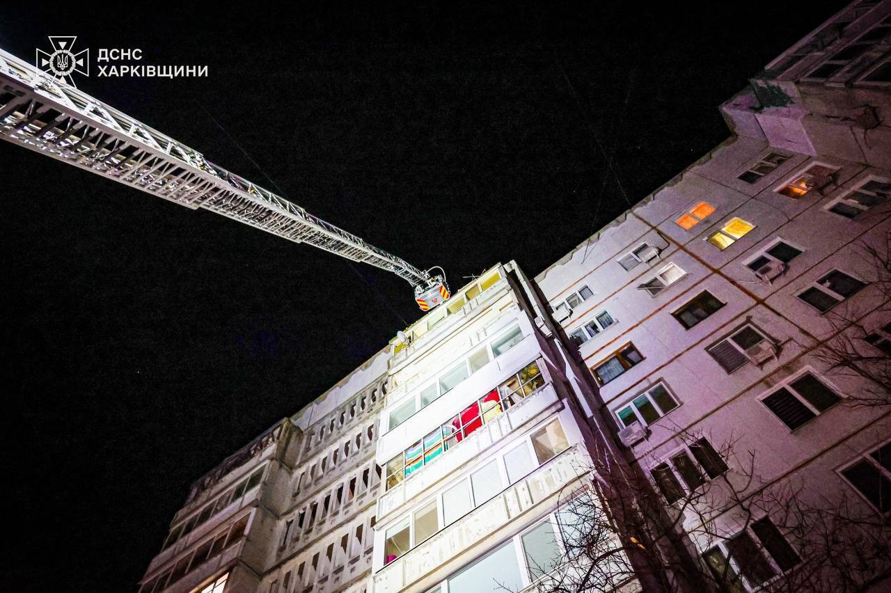 У Харкові дрон влучив у житлову багатоповерхівку: виникла пожежа, є постраждалі. Фото й відео