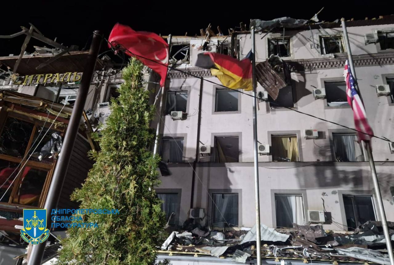 Росіяни вдарили балістикою по готелю у Кривому Розі: є жертви й важко поранені. Фото
