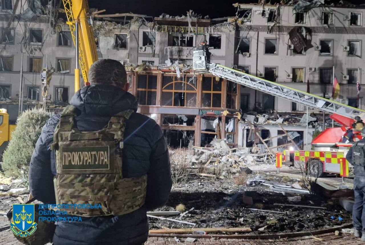 Росіяни вдарили балістикою по готелю у Кривому Розі: є жертви й важко поранені. Фото